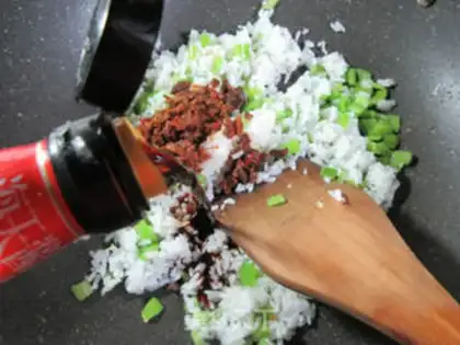 Make Frozen sauce, egg and pepper fried rice step 5