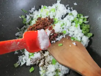 Make Frozen sauce, egg and pepper fried rice step 6