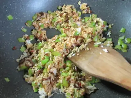 Make Frozen sauce, egg and pepper fried rice step 7