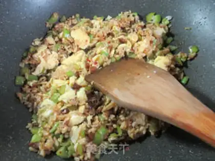 Make Frozen sauce, egg and pepper fried rice step 8