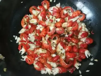 Make Garlic spicy little lobster tail step 5