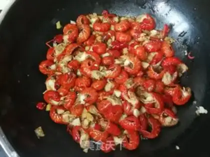 Make Garlic spicy little lobster tail step 6