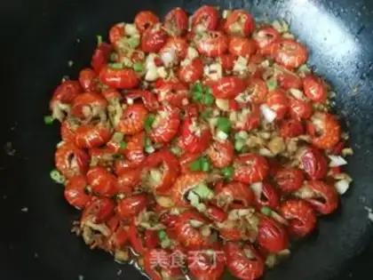 Make Garlic spicy little lobster tail step 9