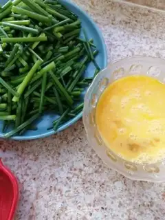 Make Fried eggs with moss step 0