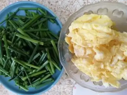 Make Fried eggs with moss step 2