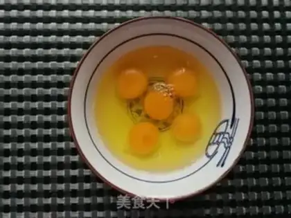 Make Onion skated eggs step 0