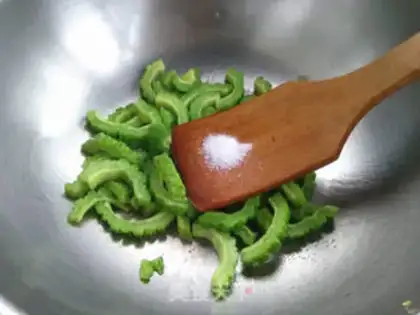Make Eggs and guacamole step 4