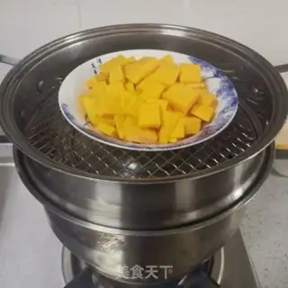 Make Ginger roses, pumpkin round step 1