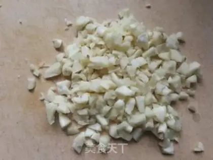 Make Garlic spicy little lobster tail step 1