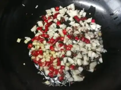 Make Garlic spicy little lobster tail step 3