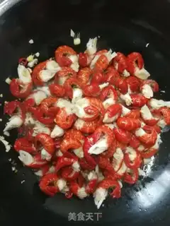 Make Garlic spicy little lobster tail step 4