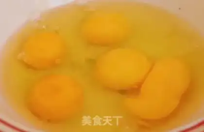 Make Soy fried eggs step 1