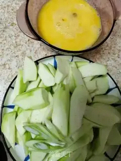 Make Smelt fried eggs step 1