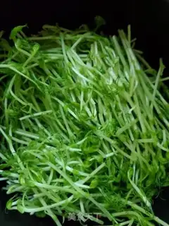 Make Peas seed egg soup step 1