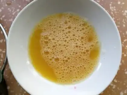 Make Scrambled eggs step 1