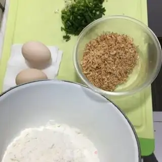 Make An onion egg shrimp cake step 0