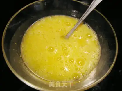 Make Garlic fried eggs step 1