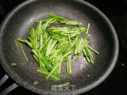 Make Garlic fried eggs step 2