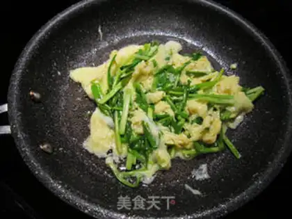 Make Garlic fried eggs step 4