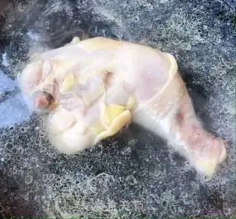 Make Spicy chicken silk noodles step 1