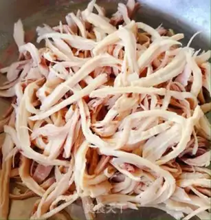 Make Spicy chicken silk noodles step 5
