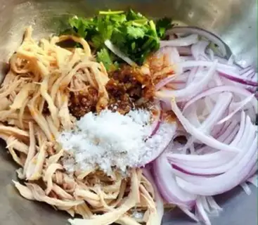 Make Spicy chicken silk noodles step 6