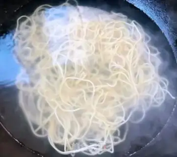 Make Spicy chicken silk noodles step 8