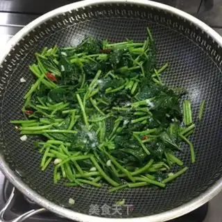 Make Spicy red potato leaves step 2