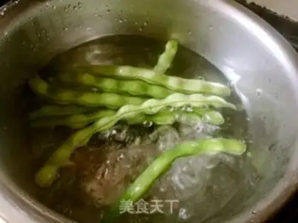 Make Old milk, four seasons of potatoes step 1
