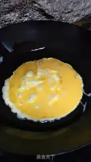 Make cucumber fried eggs step 3
