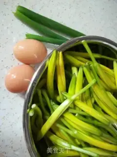 Make Scrambled eggs step 1