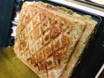 Make A chicken curry sandwich step 4