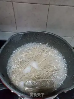 Make Gold soup and wheat noodles step 1