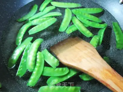 Make Red intestines, green bean sprouts step 1
