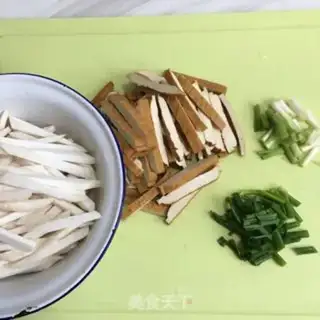 Make Dry-dry apricot mushrooms step 1