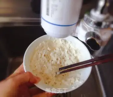 Make Tomato egg oak soup step 1