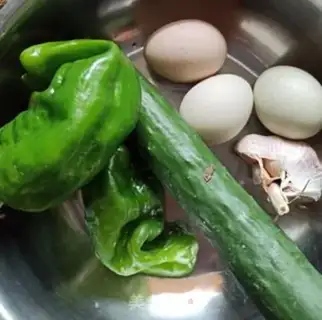 Make Pyramid cucumber and fried eggs step 0