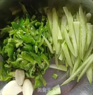 Make Pyramid cucumber and fried eggs step 1