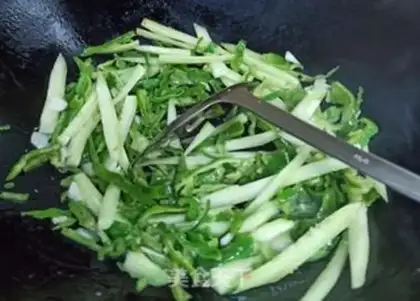 Make Pyramid cucumber and fried eggs step 6