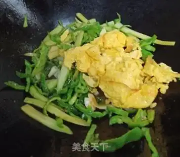 Make Pyramid cucumber and fried eggs step 7