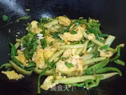 Make Pyramid cucumber and fried eggs step 8