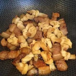 Make Five bouquets of meat burning the leaves step 5