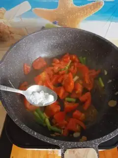 Make Tomato fried eggs step 6