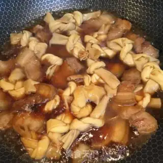 Make Five bouquets of meat burning the leaves step 6