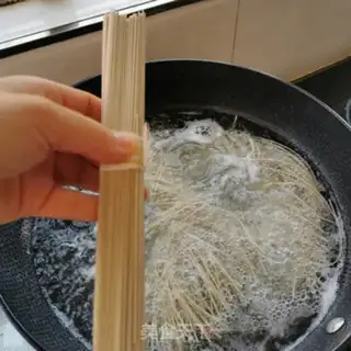 Make Make your own delicious hand-meat noodles step 1