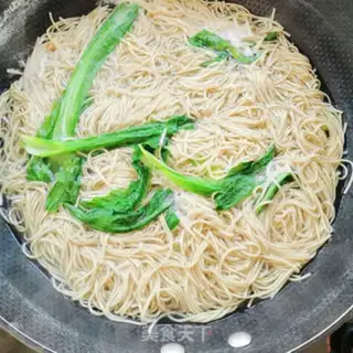 Make Make your own delicious hand-meat noodles step 2