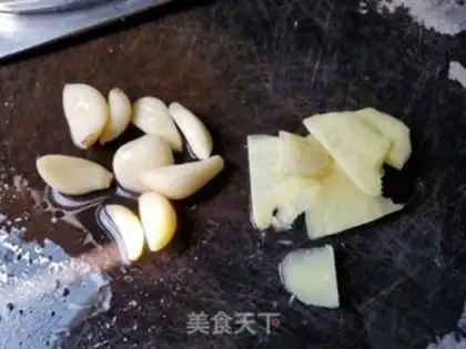 Make Tomato sauce with red eyes step 1