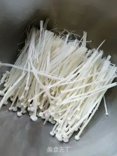 Make Spinach with a golden needle and mushroom step 0