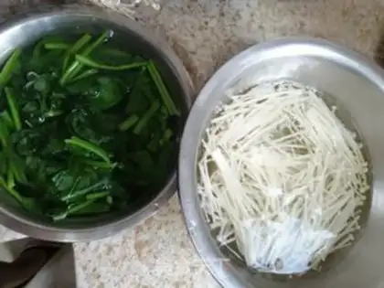 Make Spinach with a golden needle and mushroom step 2