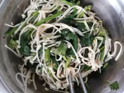 Make Spinach with a golden needle and mushroom step 4